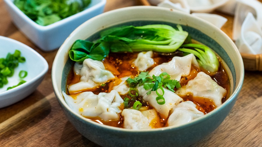 Фото: Азиатский куриный суп с вонтонами