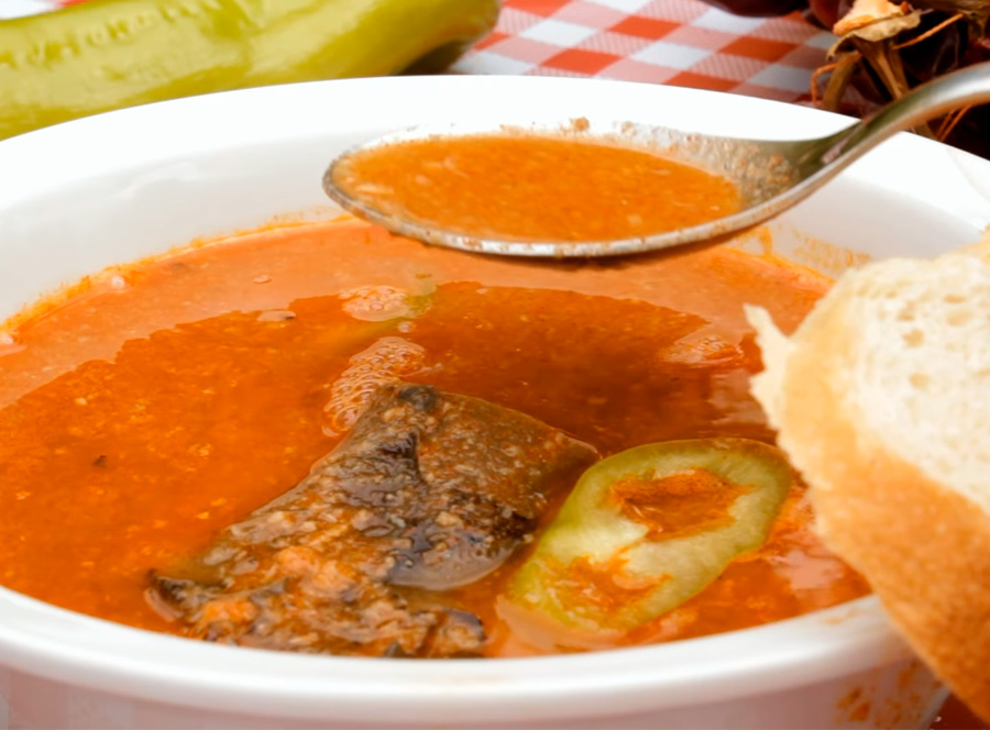 Фото: Халасле (halászlé) — традиционный венгерский рыбный суп